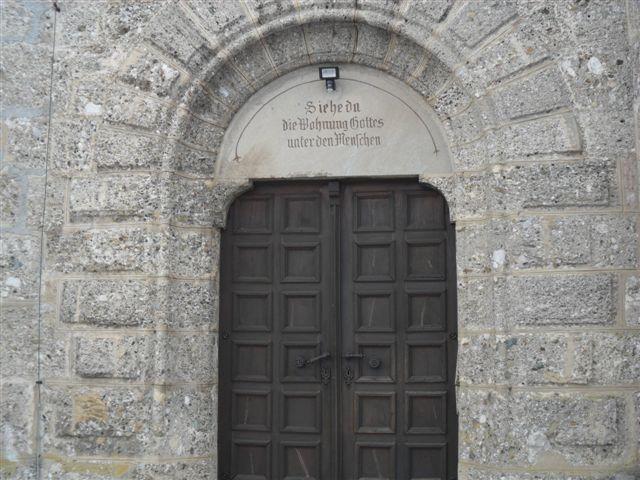 Inschrift_am_Kirchenportal